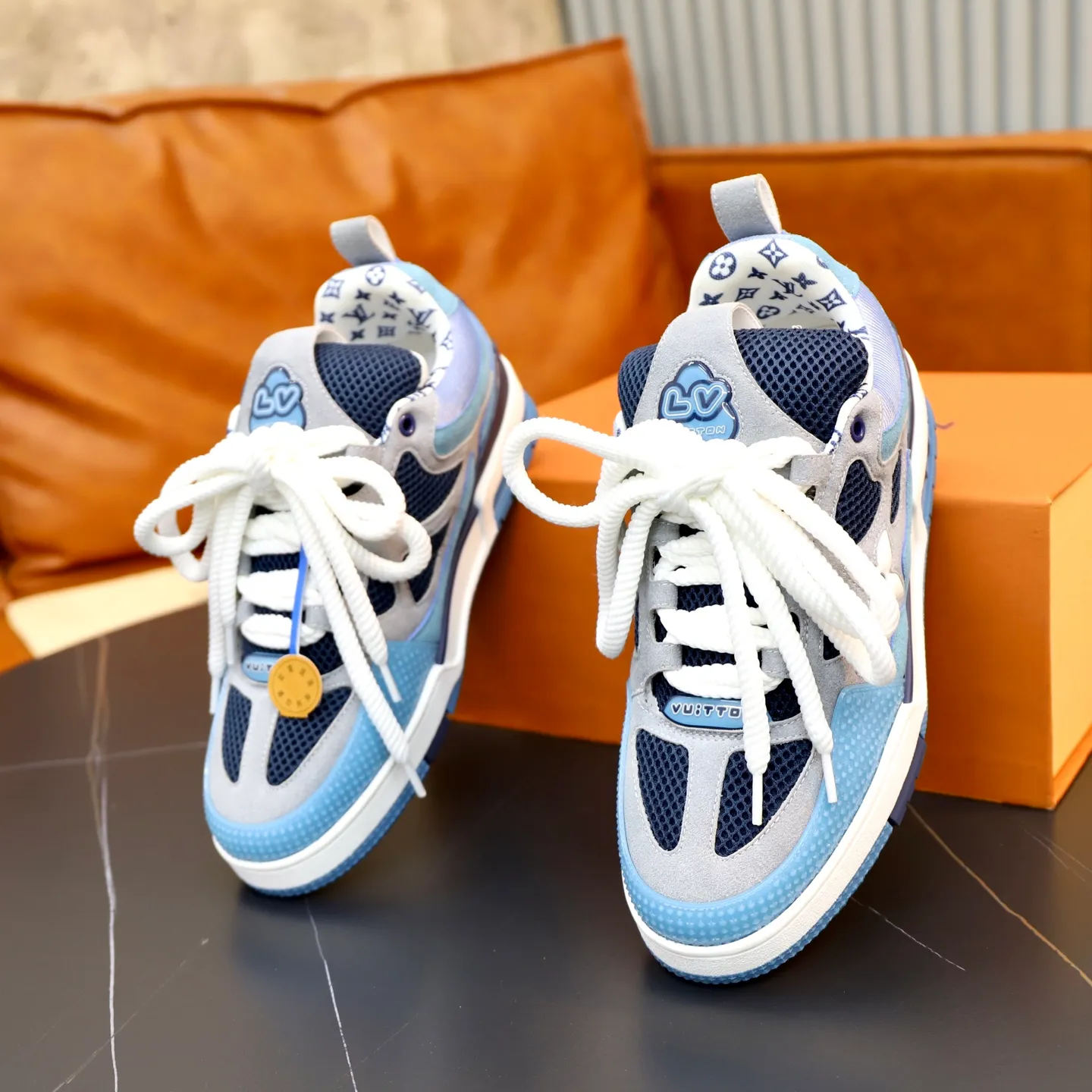 Ex-factory price: 860💰LV Couple👫Louis Vuitton TRAINER sneakers classic Louis Vuitton men's artistic director Virgil Abloh picked inspiration to create this LV Trainer sneaker. Yingze crystal inlays present a colorful effect. VS can be matched with two gorgeous effect colors. The LV letter logo badge on the tongue is gorgeous and noble. The LV letter is decorated on the side. The outsole is decorated with a Monogram flower pattern. It shows the trend of elegance and nobility! Men's and women's models: 35-46
